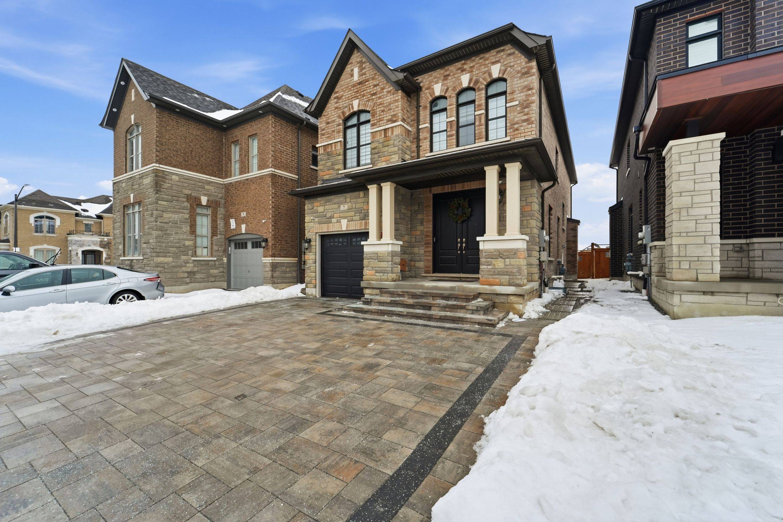 Whitby, ON L1P 0G5,7 Walter Clifford Nesbitt DR #Lower