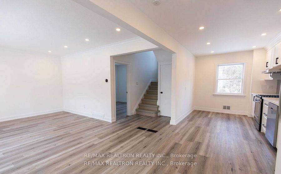 Richmond Hill, ON L4C 1Z3,112 Lawrence AVE #Main and Upper