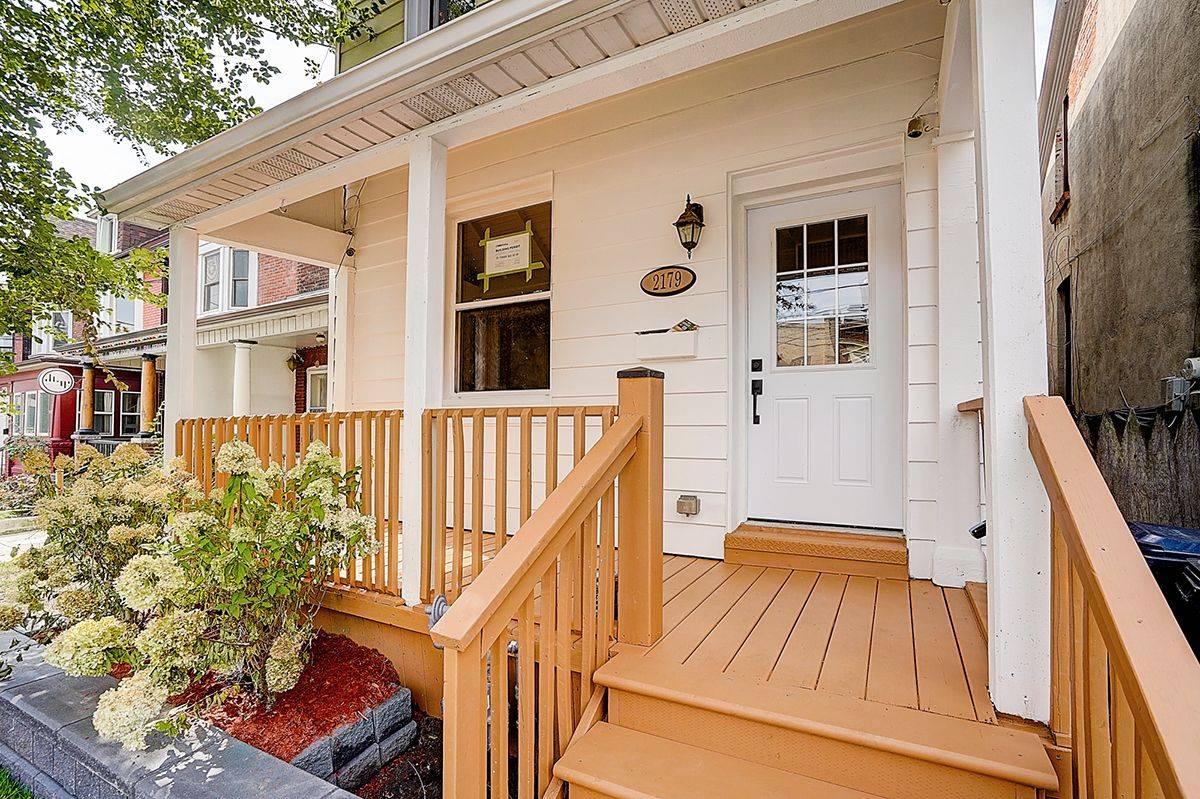 Toronto W01, ON M6R 1X5,2179 Dundas ST W