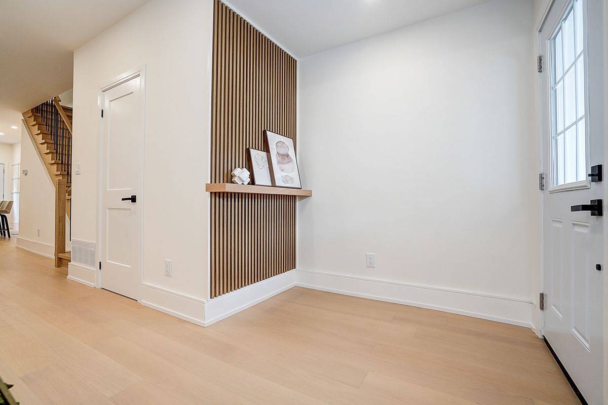 Toronto W01, ON M6R 1X5,2179 Dundas ST W