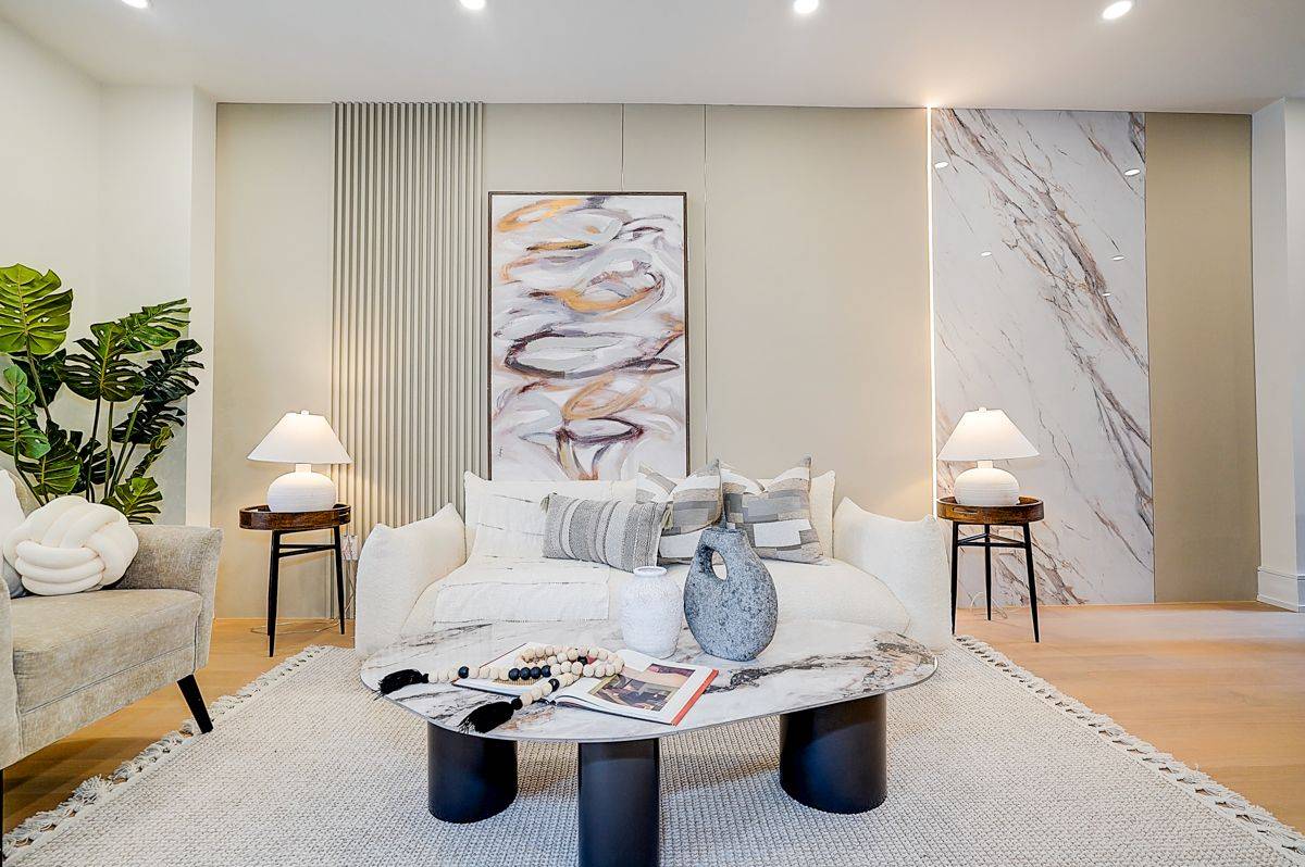 Toronto W01, ON M6R 1X5,2179 Dundas ST W