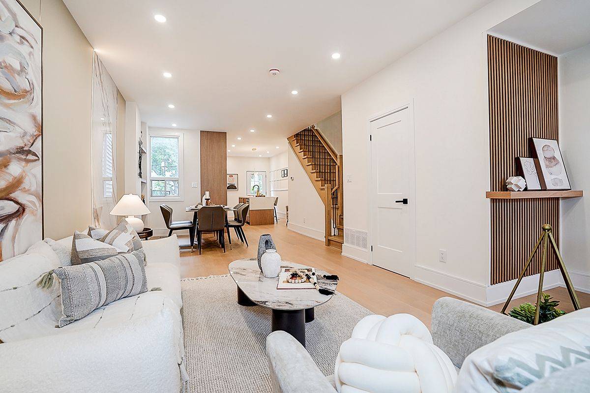 Toronto W01, ON M6R 1X5,2179 Dundas ST W