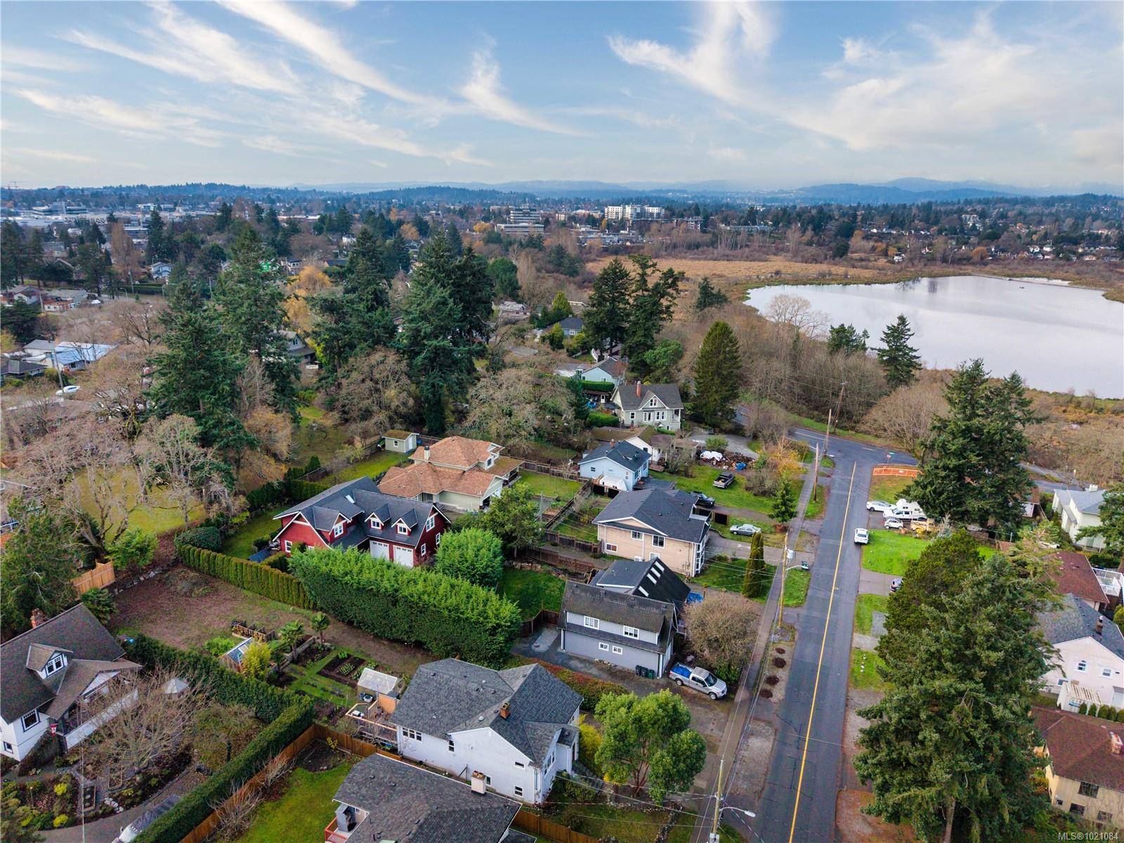 Saanich, BC V8X 3A9,935 Lodge Ave