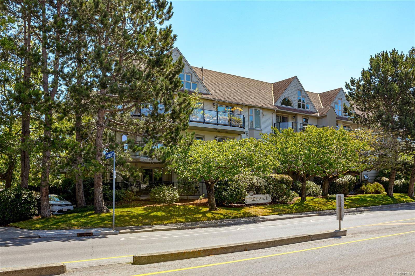 Victoria, BC V8R 4K9,2211 Shelbourne St #201