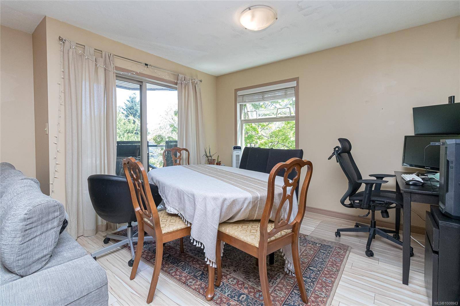 Victoria, BC V8R 4K9,2211 Shelbourne St #201