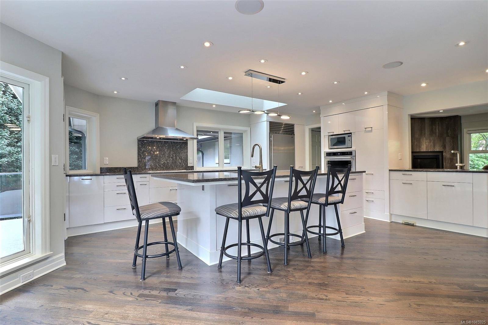 Saanich, BC V8N 3Z5,3977 Lexington Ave