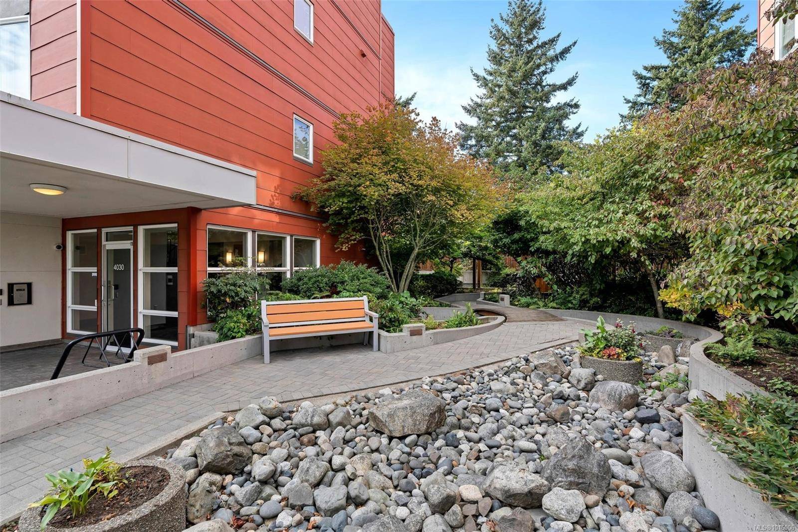 Saanich, BC V8X 2E9,4030 Borden St #203