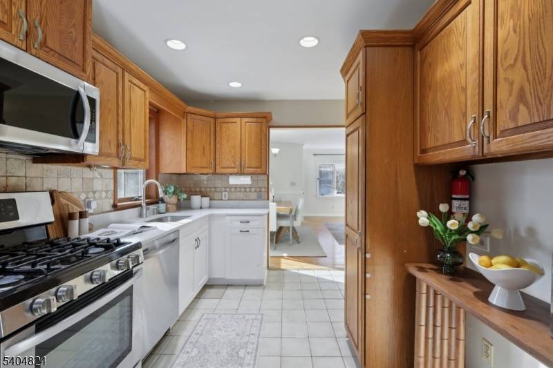 Glen Rock Boro, NJ 07452,90 Greenway Rd