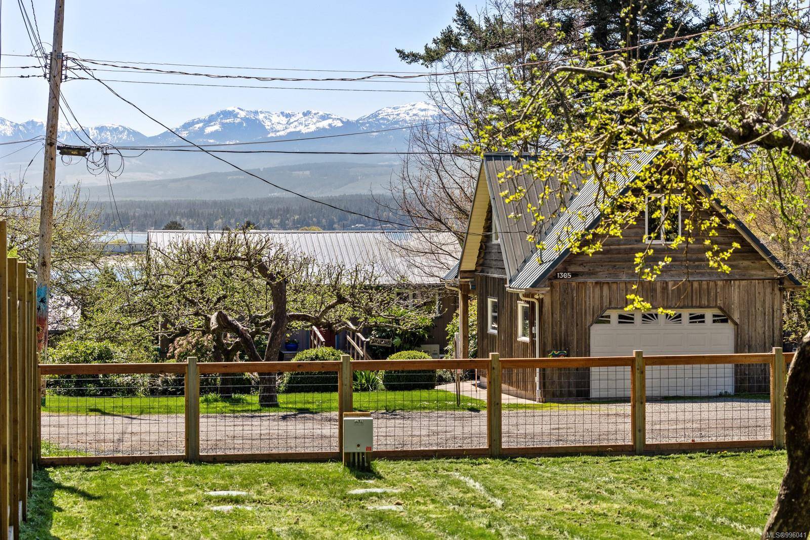 Comox, BC V9M 2R6,1304 Midden Rd