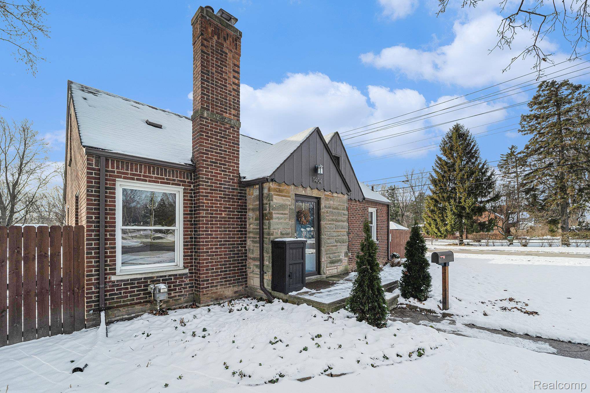 Royal Oak, MI 48073,1404 E 14 Mile RD