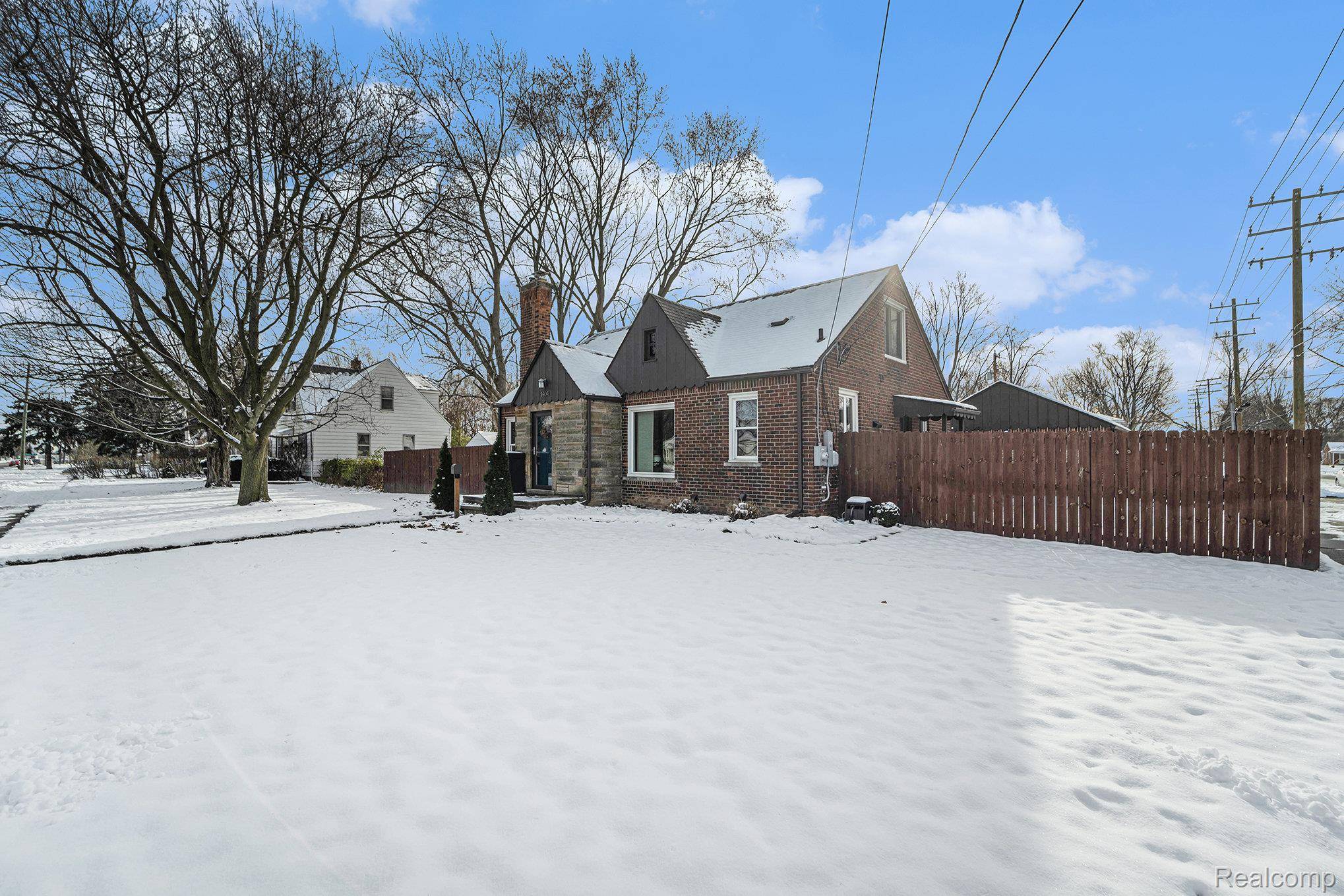 Royal Oak, MI 48073,1404 E 14 Mile RD