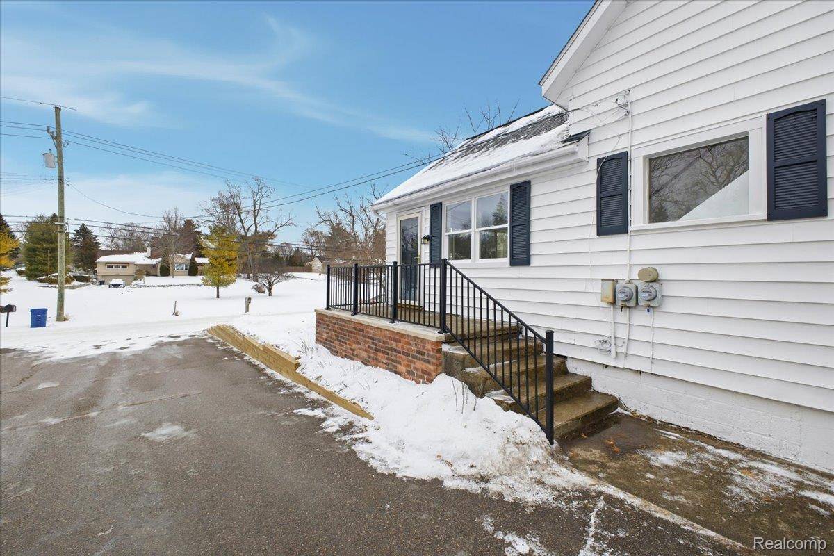 Waterford, MI 48327,1131 Airway DR