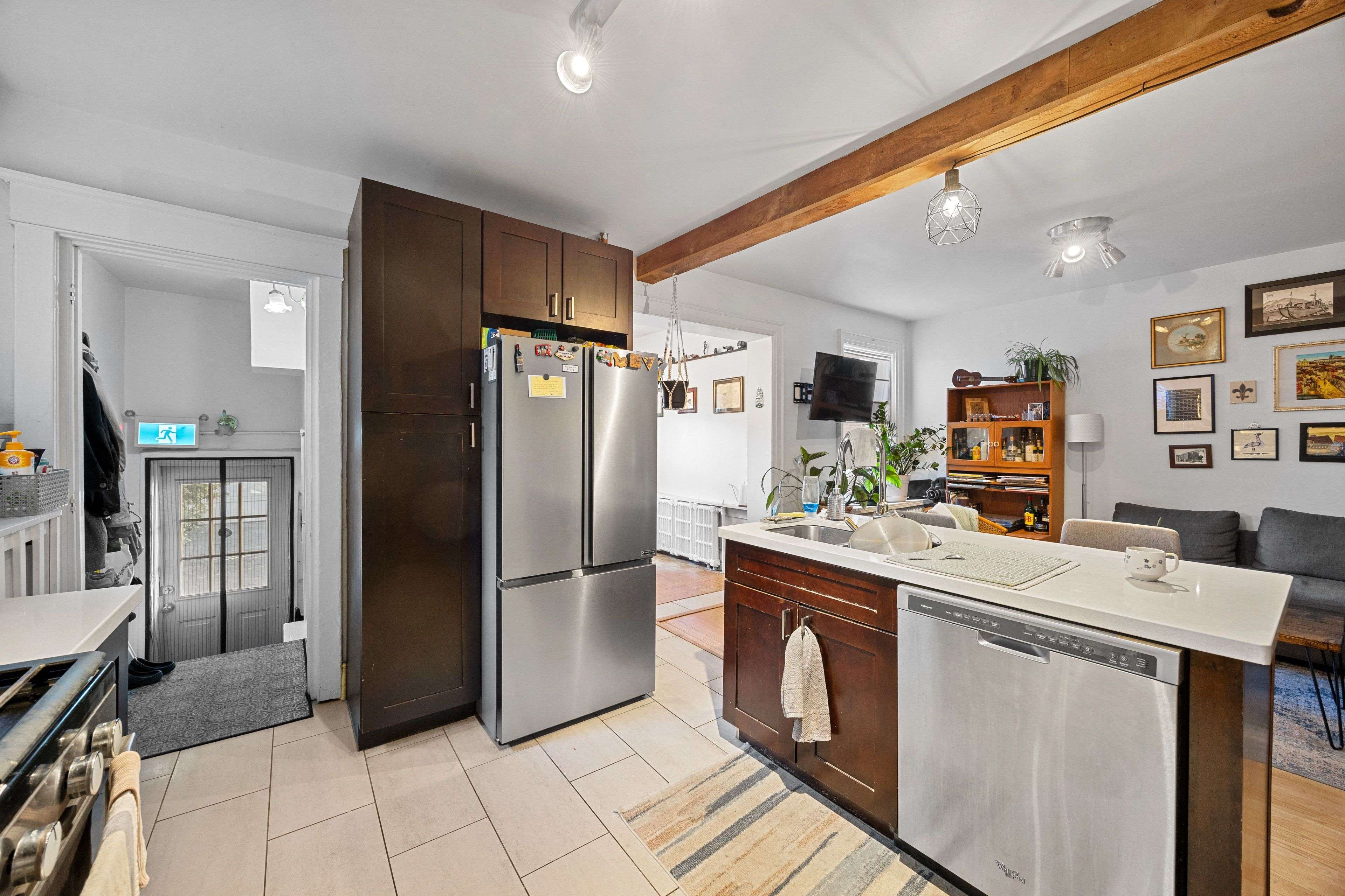 Toronto C01, ON M6G 3R2,396 Roxton RD