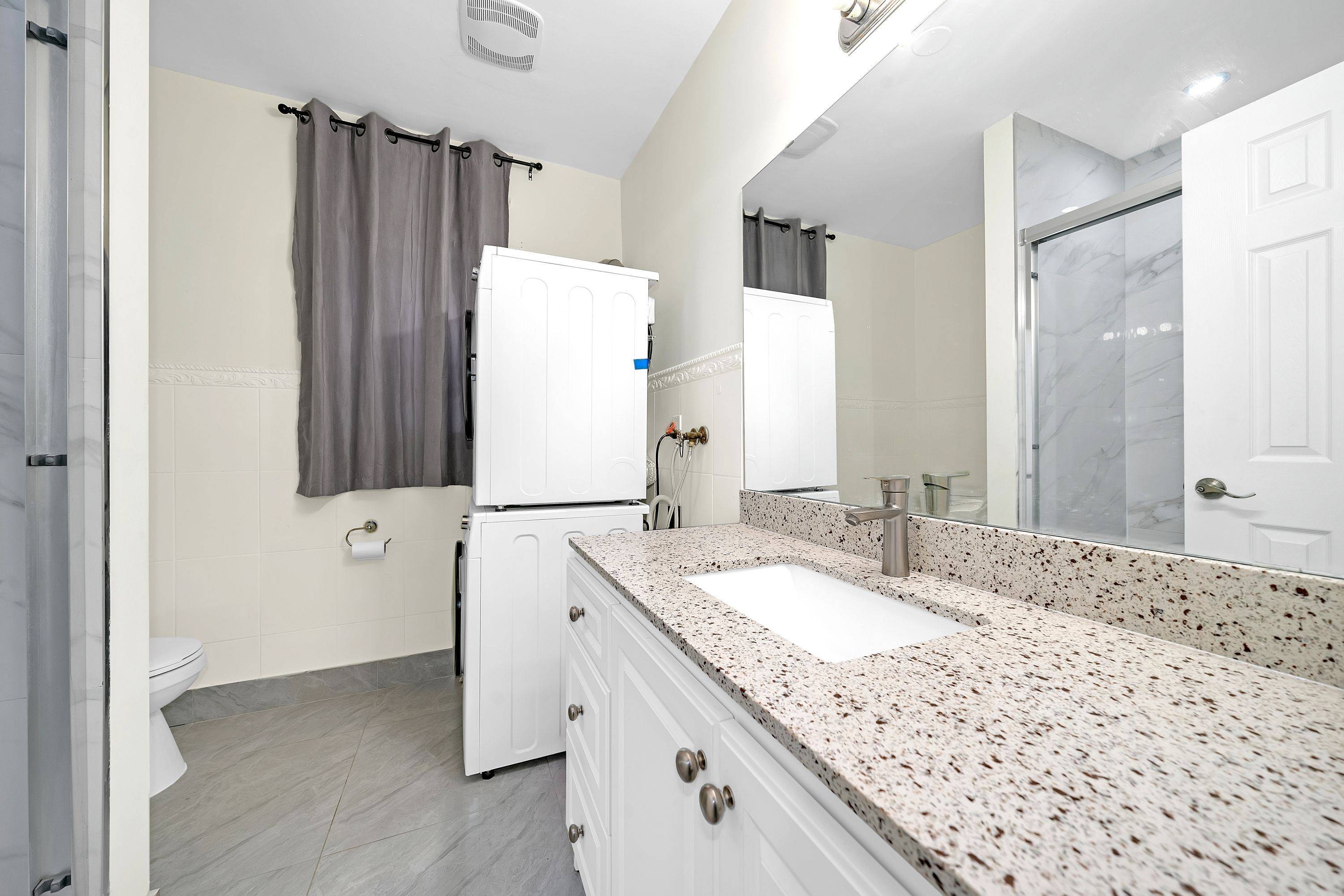 Toronto C01, ON M6G 1B2,575 College ST #A