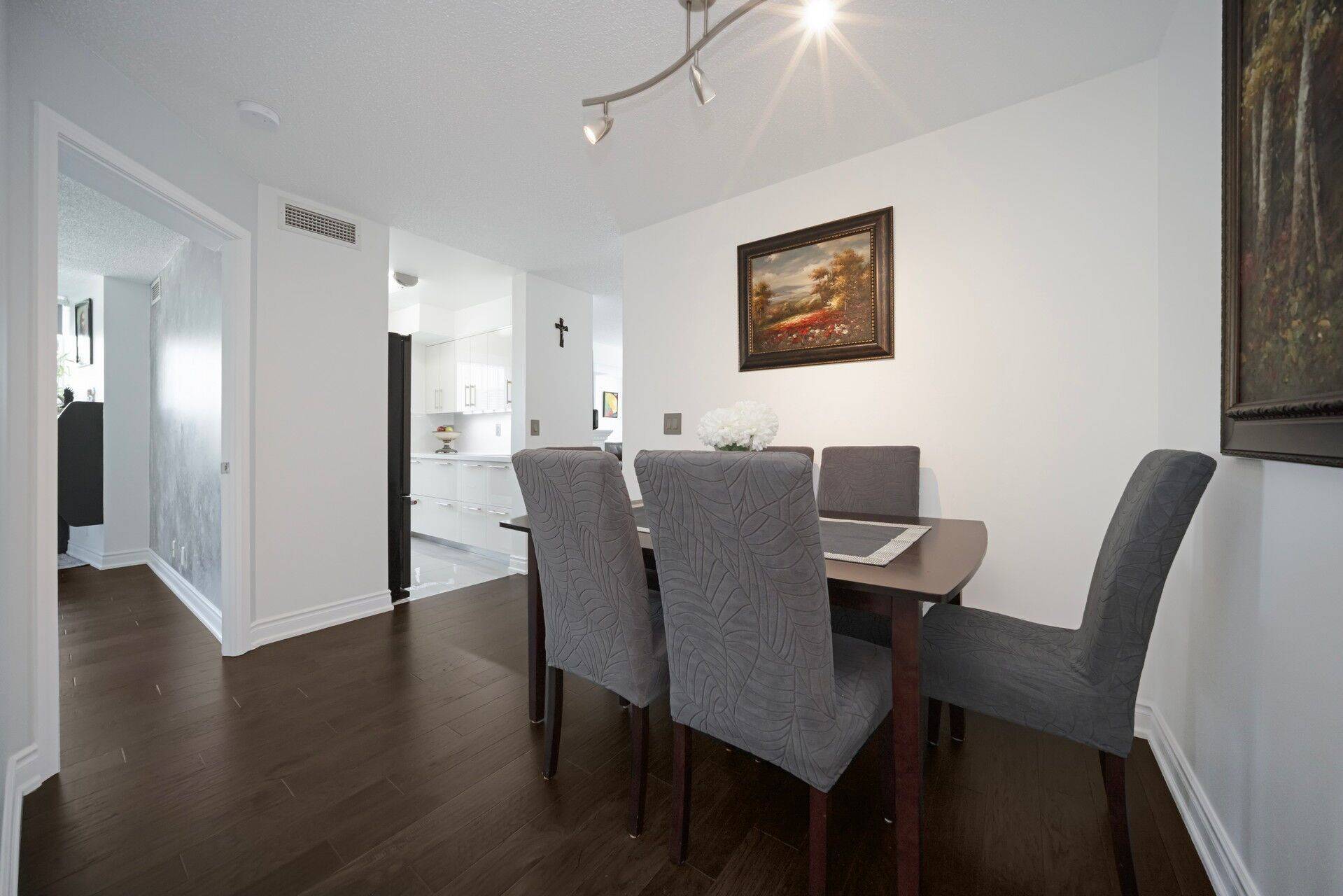 Mississauga, ON L5B 4M1,1 Elm DR #302