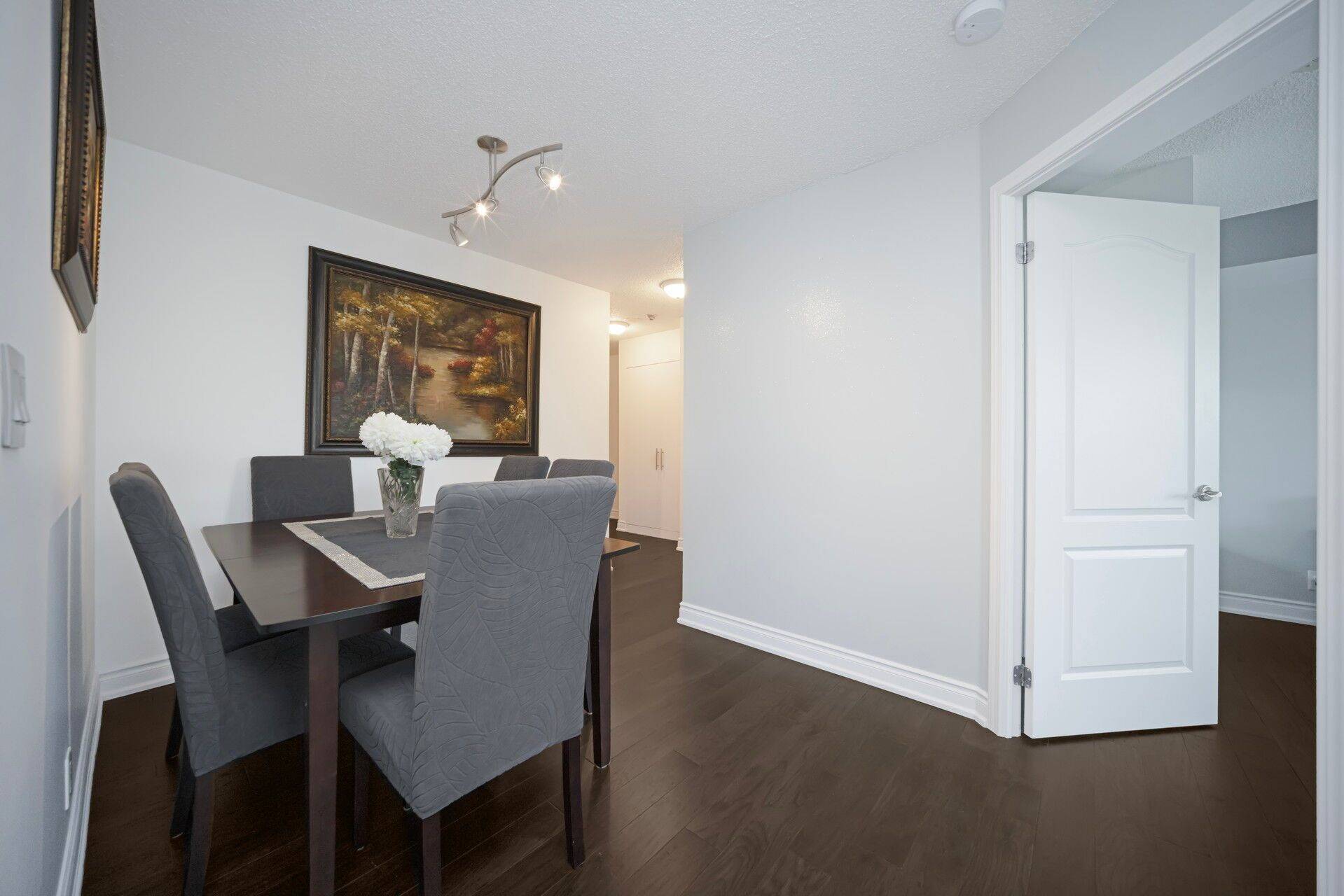 Mississauga, ON L5B 4M1,1 Elm DR #302