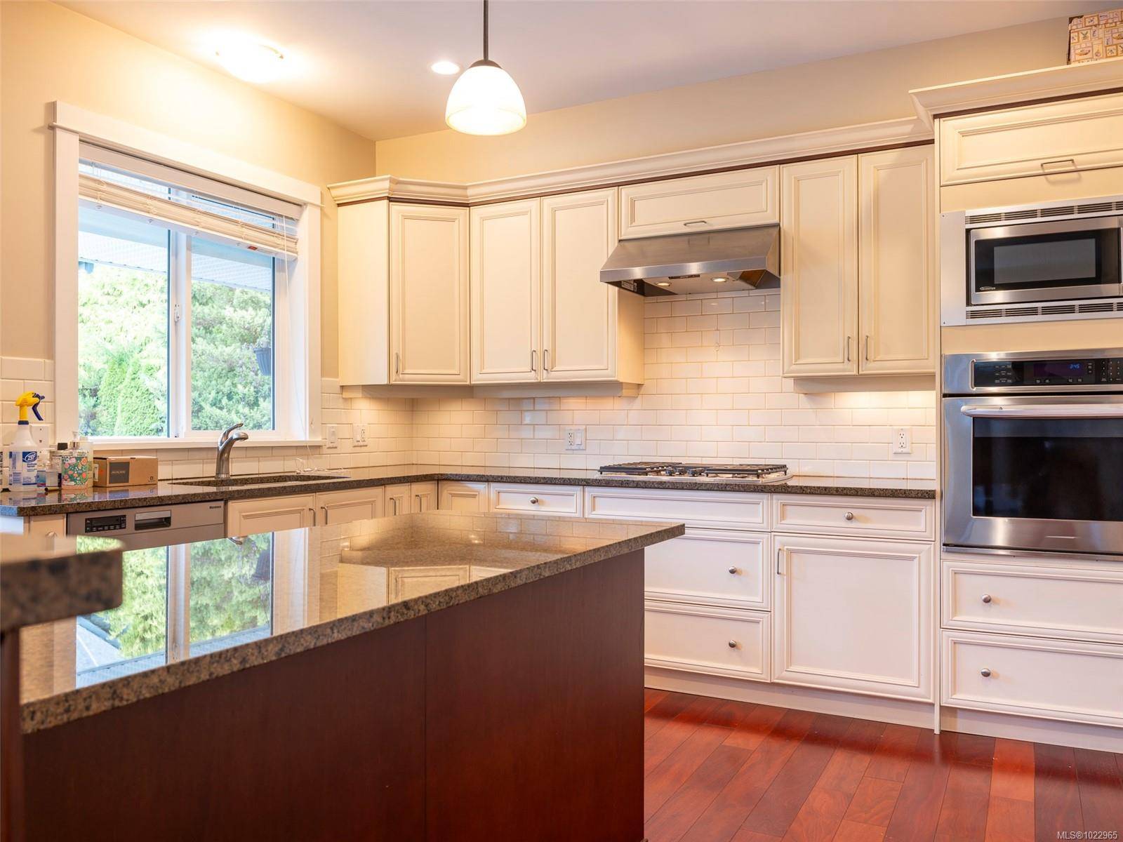 Victoria, BC V8V 3E1,1290 Richardson St #3