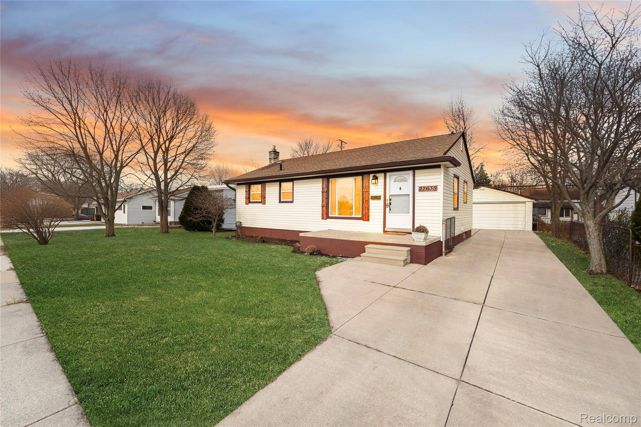 St. Clair Shores, MI 48080,22635 California ST