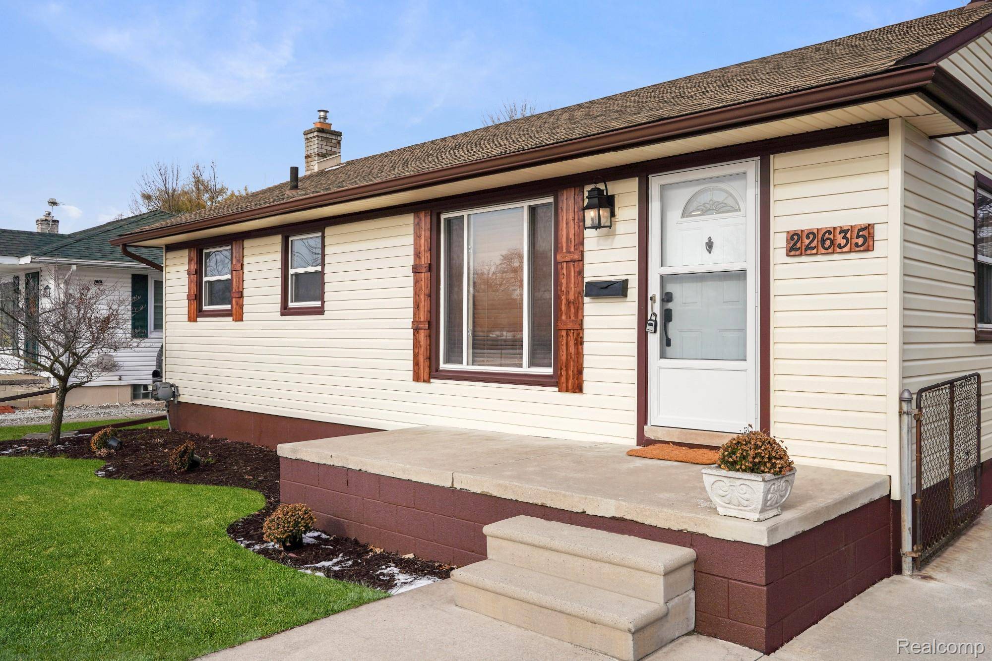 St. Clair Shores, MI 48080,22635 California ST