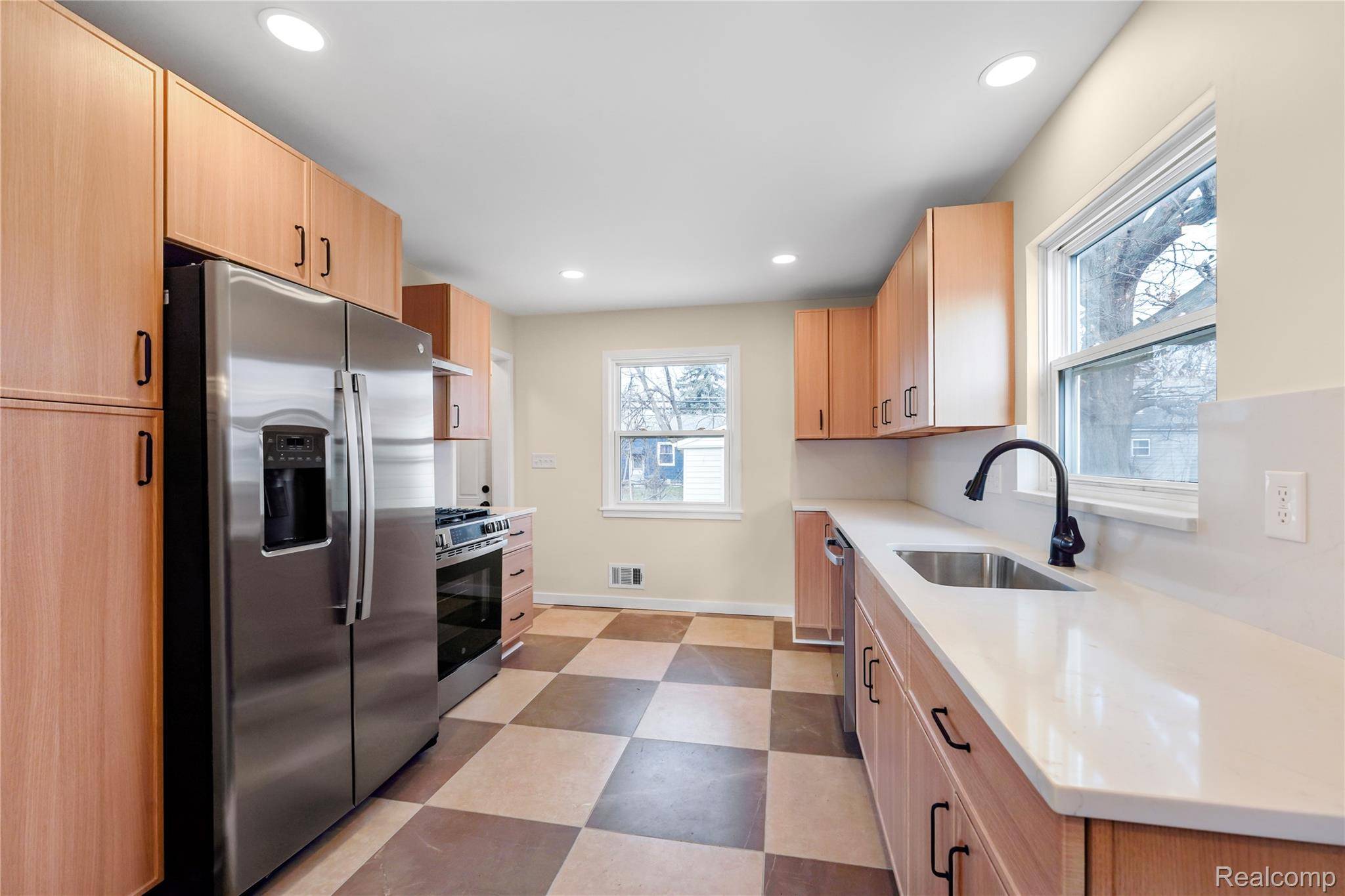 St. Clair Shores, MI 48080,22635 California ST