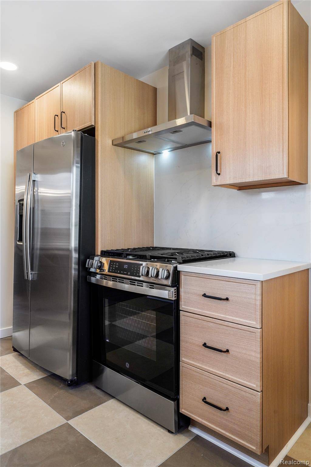 St. Clair Shores, MI 48080,22635 California ST