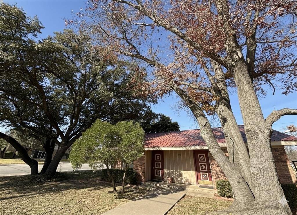 Winters, TX 79567,100 E Truett Street