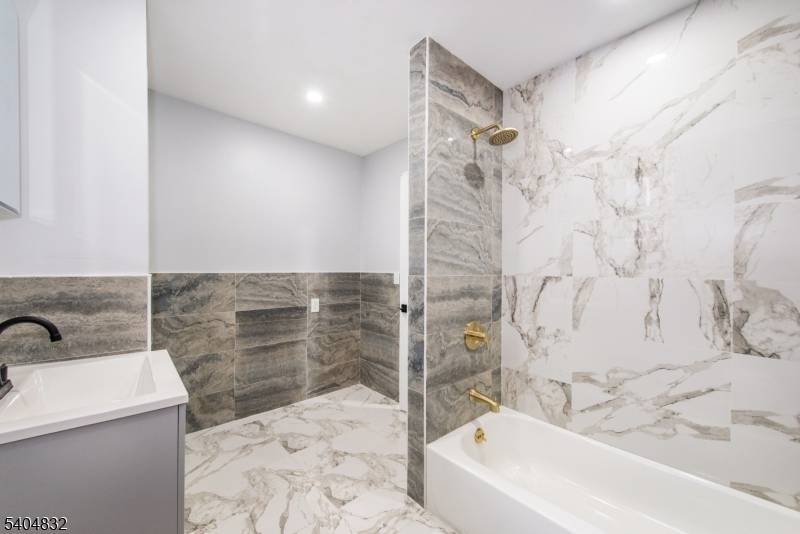 Newark City, NJ 07104,662 Mount Prospect Ave