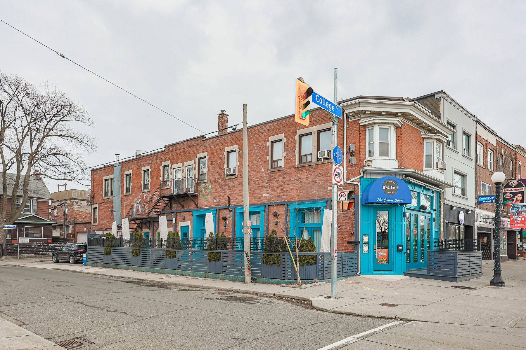 Toronto C01, ON M6J 2V9,413 Crawford ST