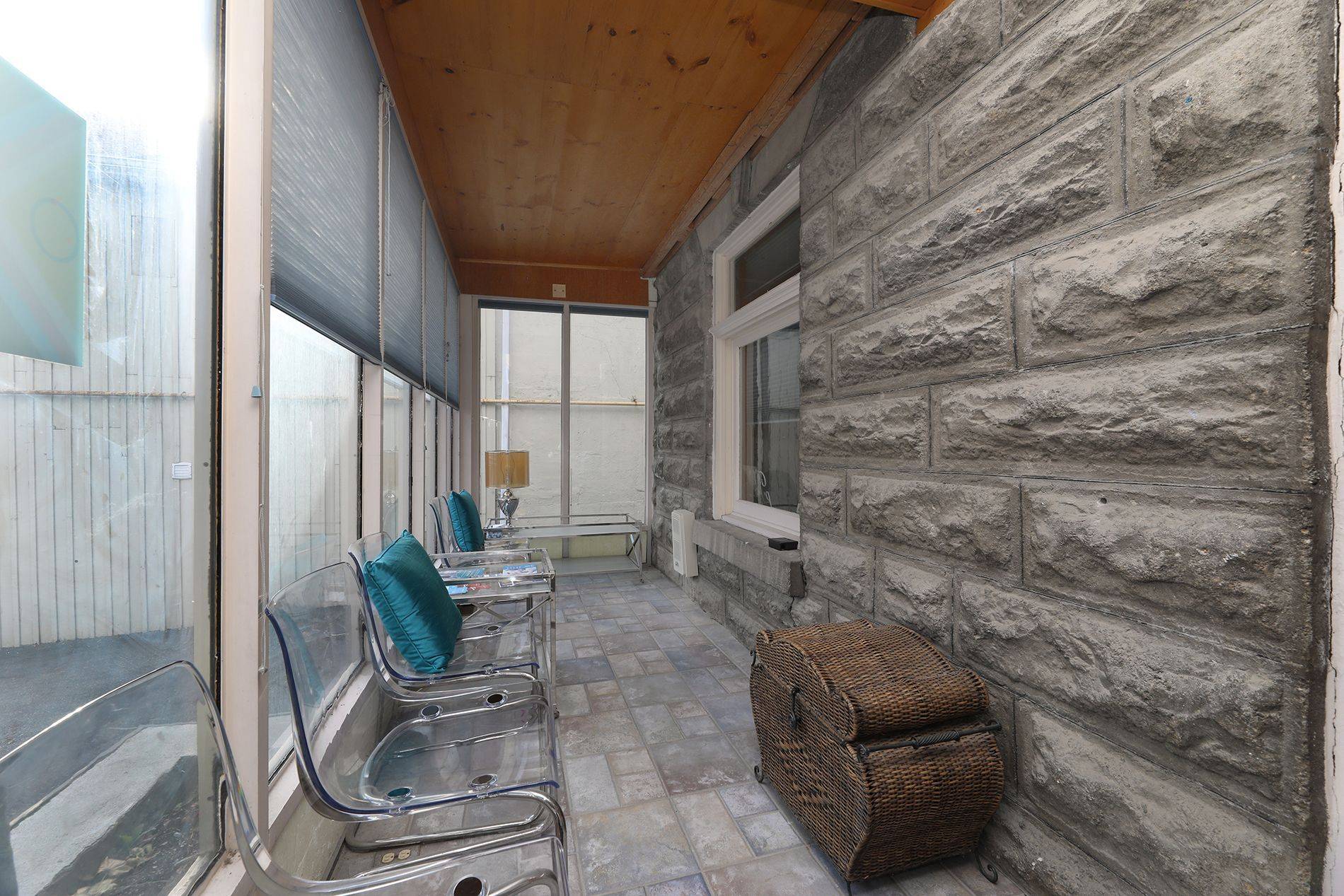 Newmarket, ON L3Y 3Y6,78 Main ST S