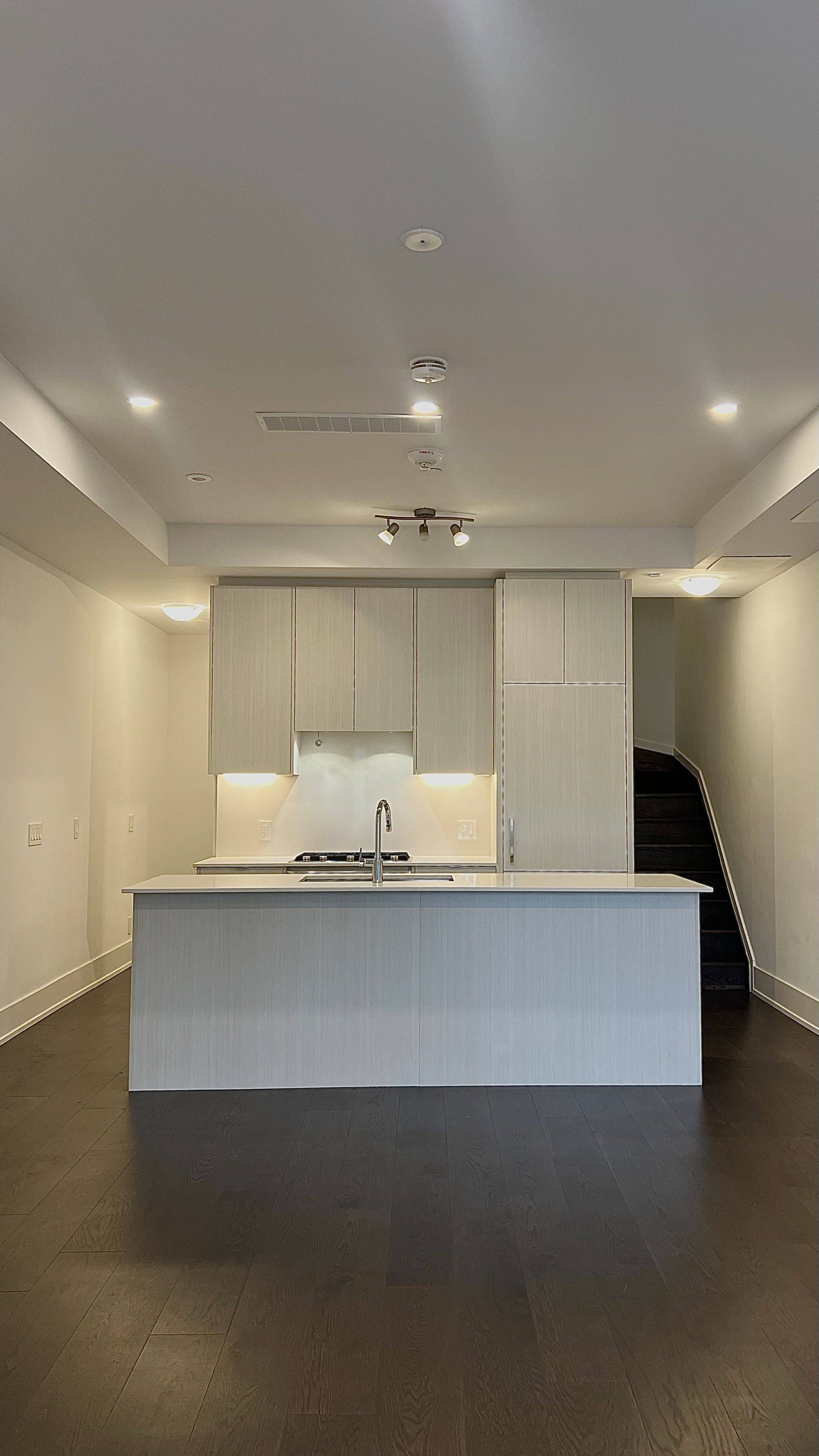 Toronto C02, ON M5R 1J8,270 Davenport RD #th #17