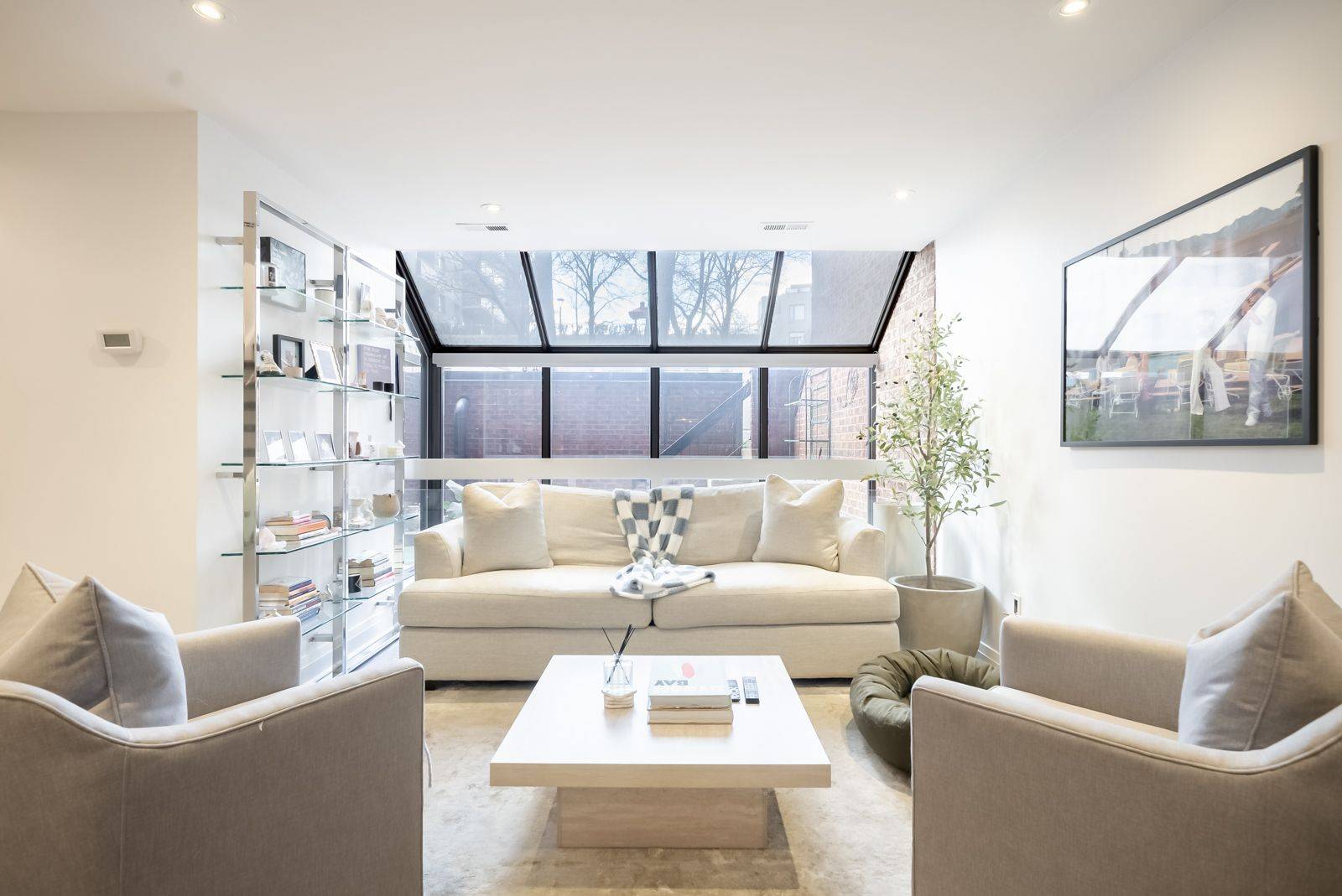 Toronto C02, ON M5R 1T2,142 Pears AVE #A5