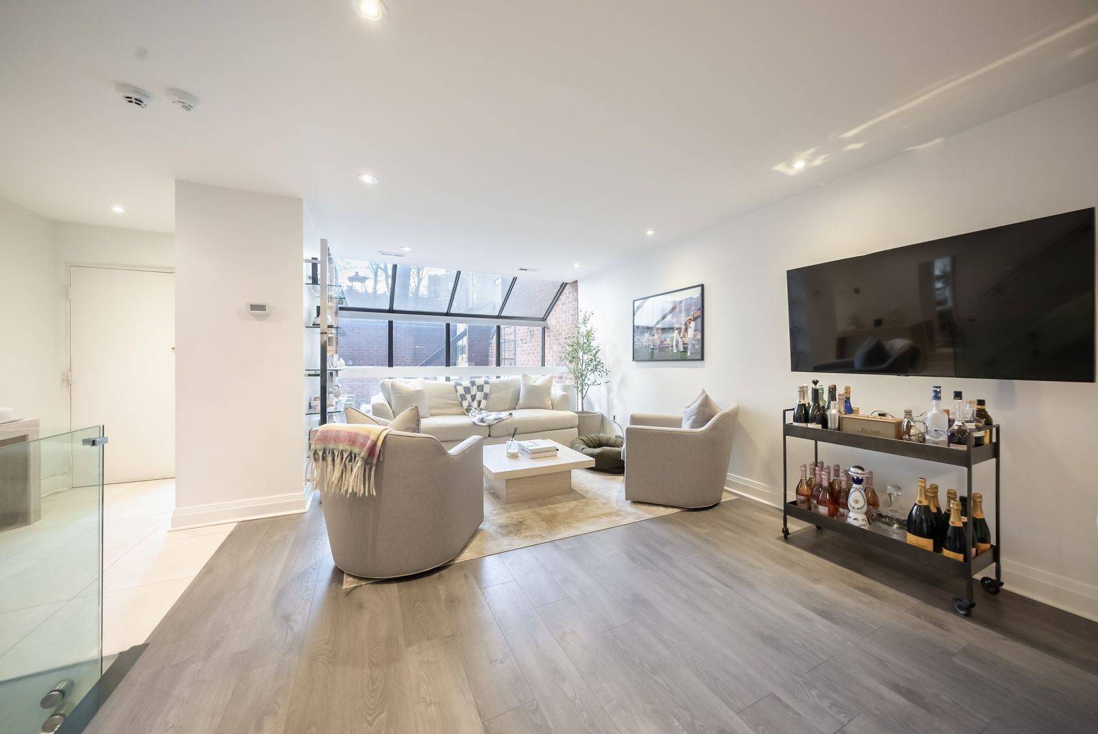 Toronto C02, ON M5R 1T2,142 Pears AVE #A5