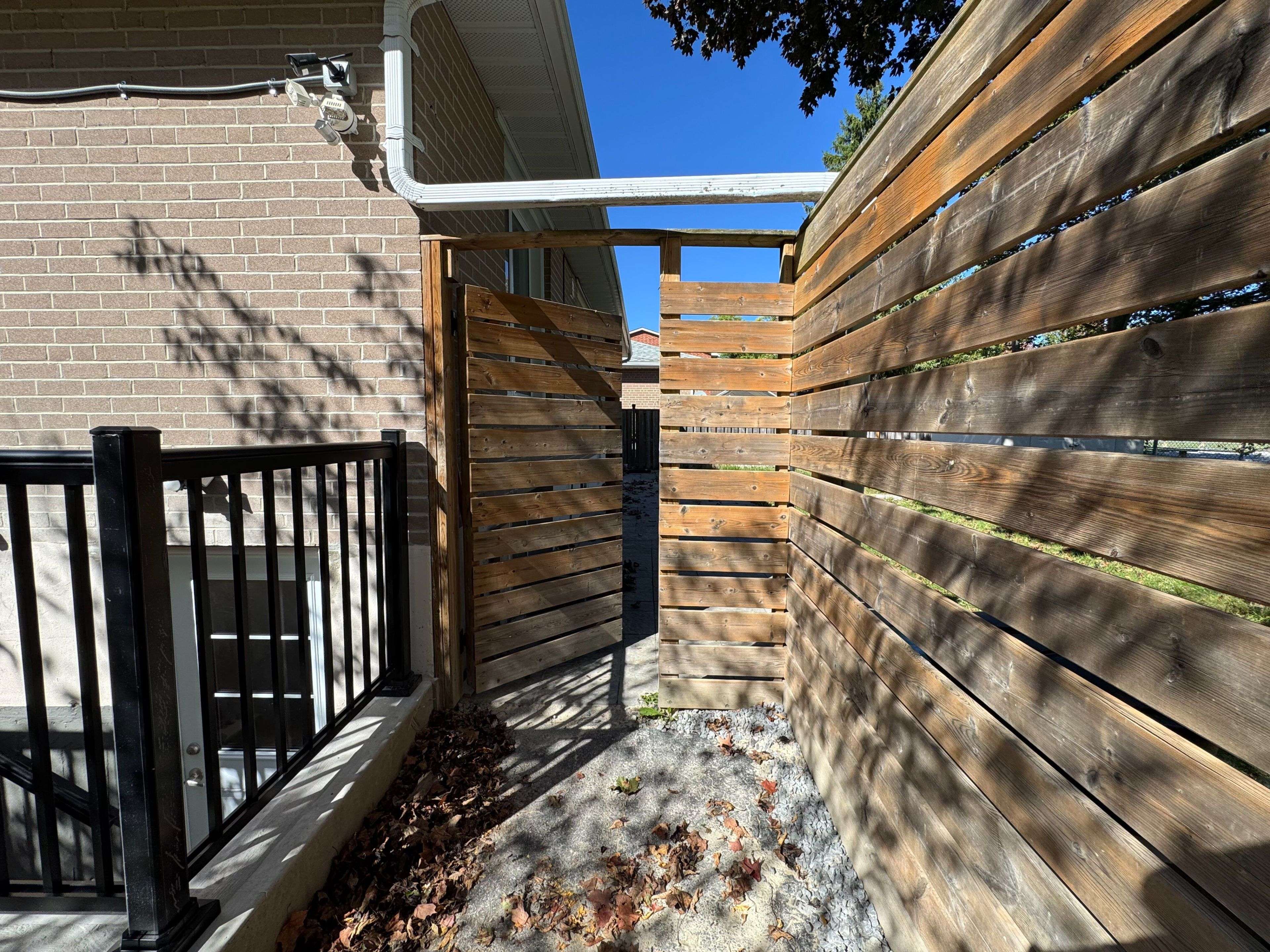 Newmarket, ON L3Y 4P5,145 Harrison DR #Lower 2