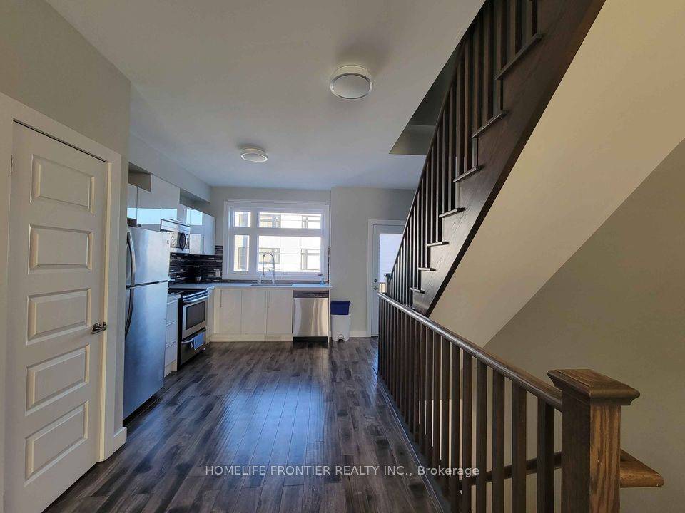 Barrie, ON L4N 9E5,540 Essa RD #3 Upper