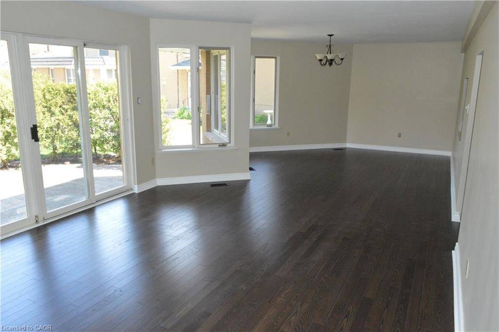 Burlington, ON L7R 1H9,2211 New ST #1