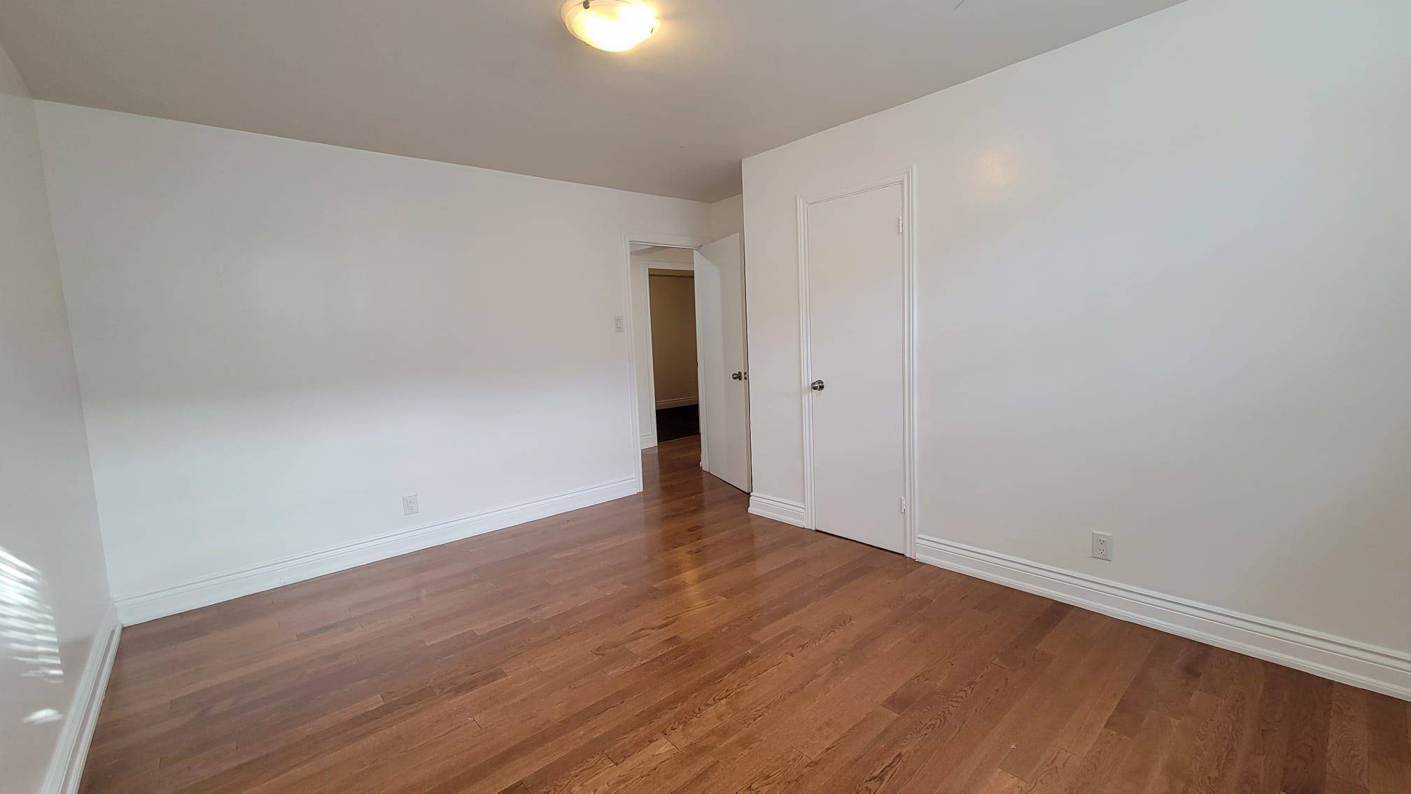 Toronto W04, ON M6M 4B4,92 Trethewey DR #2