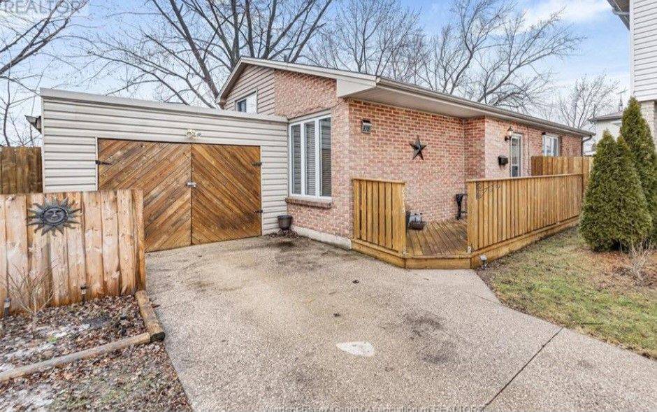 Windsor, ON N8S 4M7,8315 East Moor CT
