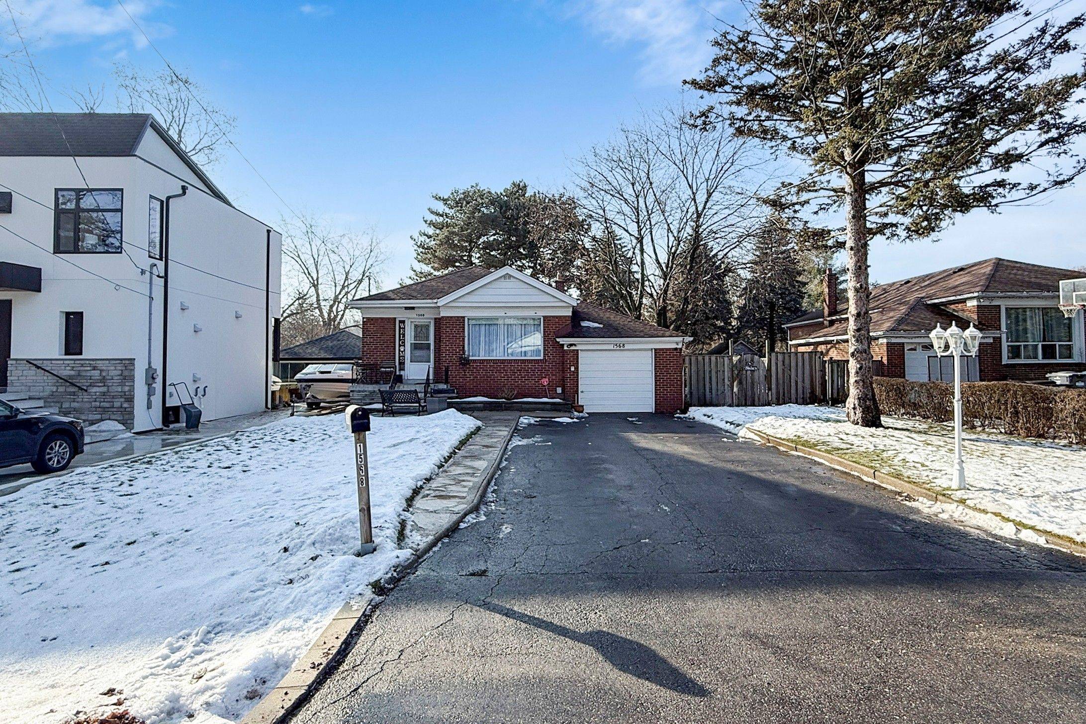 Mississauga, ON L5E 2B9,1568 Asgard DR