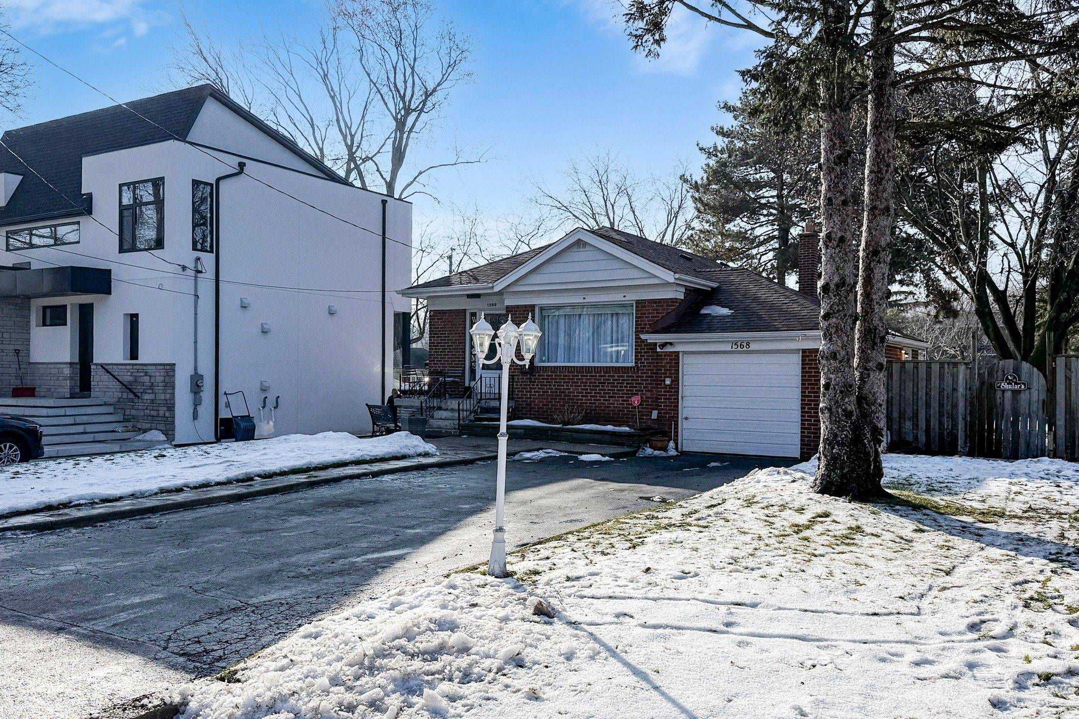 Mississauga, ON L5E 2B9,1568 Asgard DR
