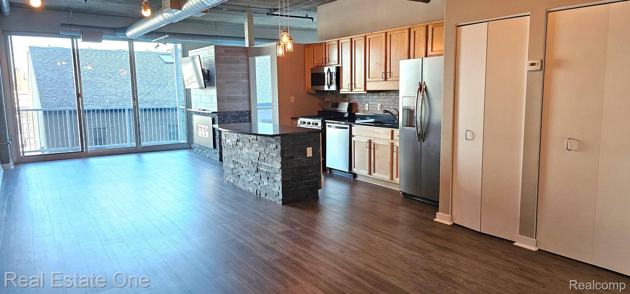 Royal Oak, MI 48067,100 W 5th ST #406