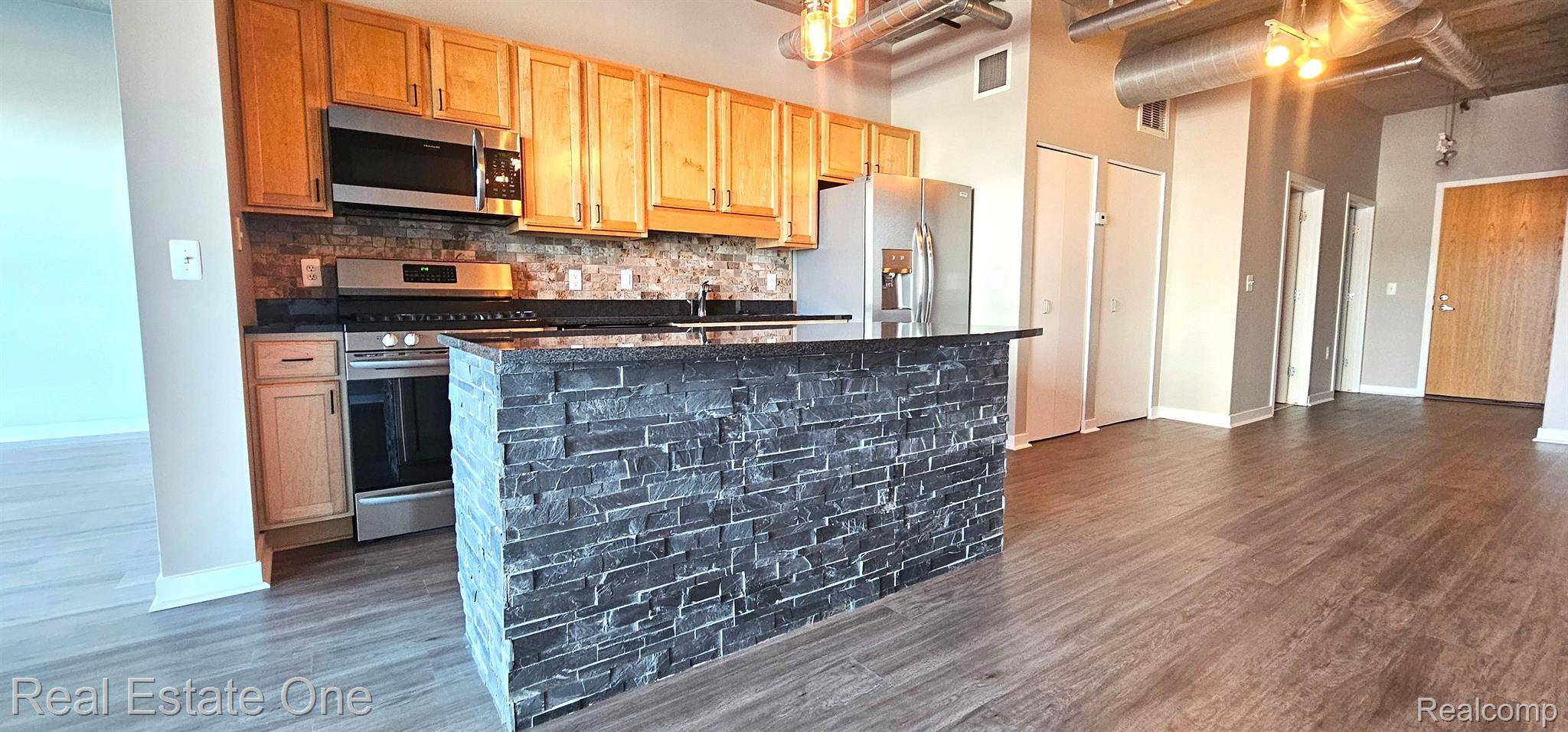 Royal Oak, MI 48067,100 W 5th ST #406