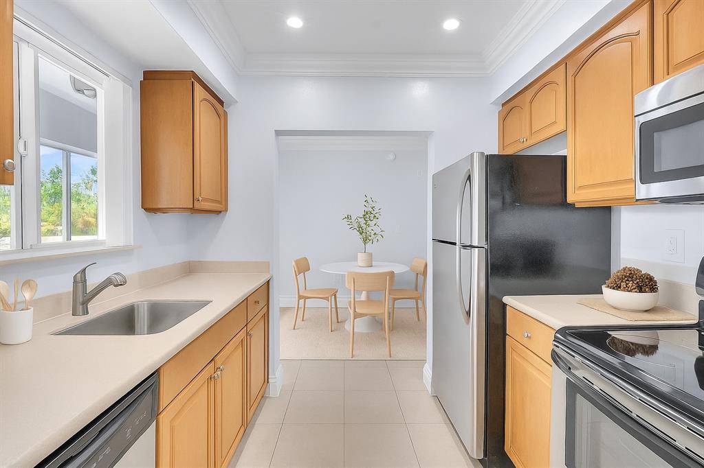 Bal Harbour, FL 33154,9930 Collins Ave #14