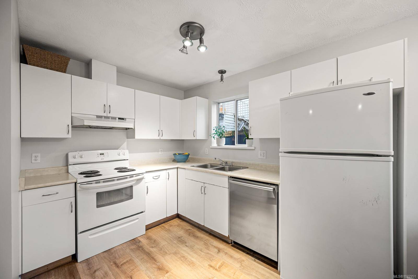 Campbell River, BC V9H 1P7,860 Kit Cres #A