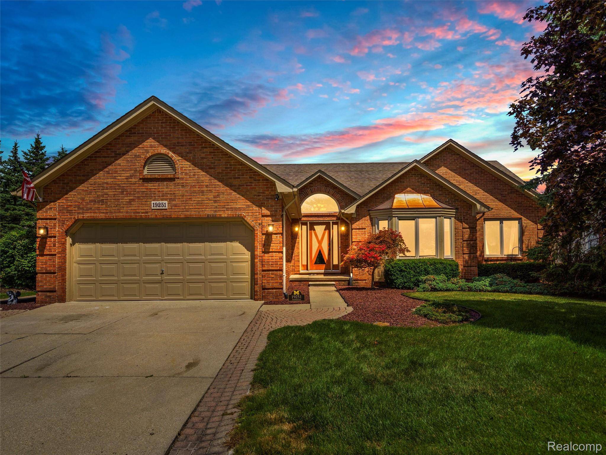 Macomb, MI 48044,19251 Weathervane DR