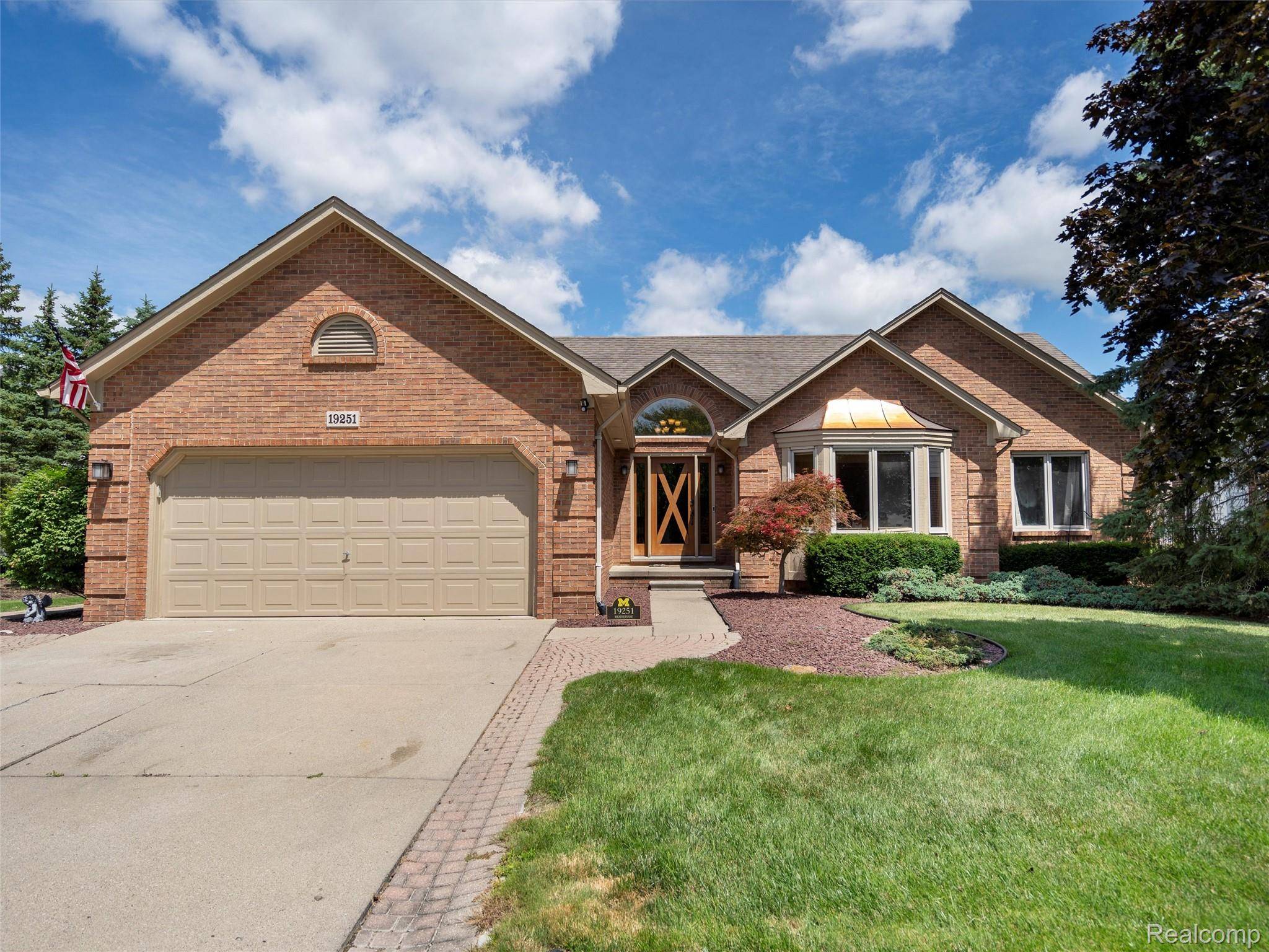 Macomb, MI 48044,19251 Weathervane DR