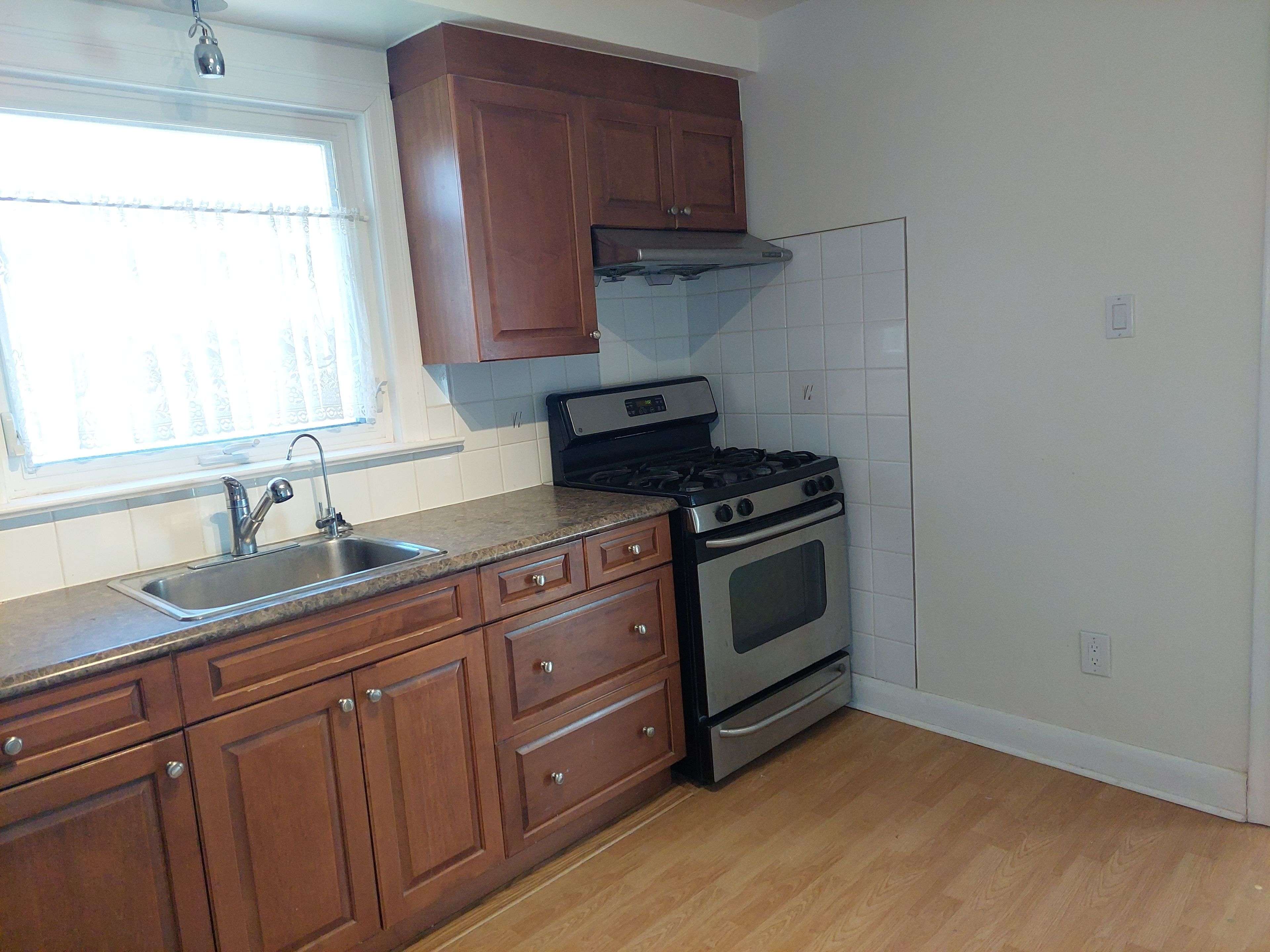 Toronto E04, ON M1R 3Y2,211 Ellington DR #Main