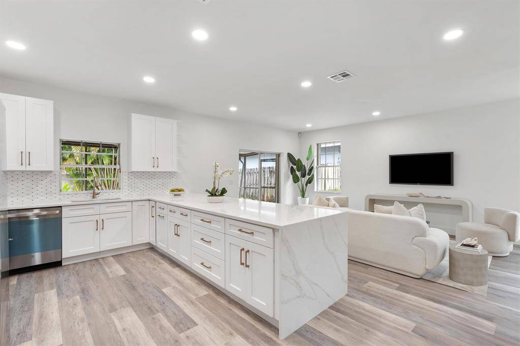 Jupiter, FL 33458,102 Sims Creek Ct