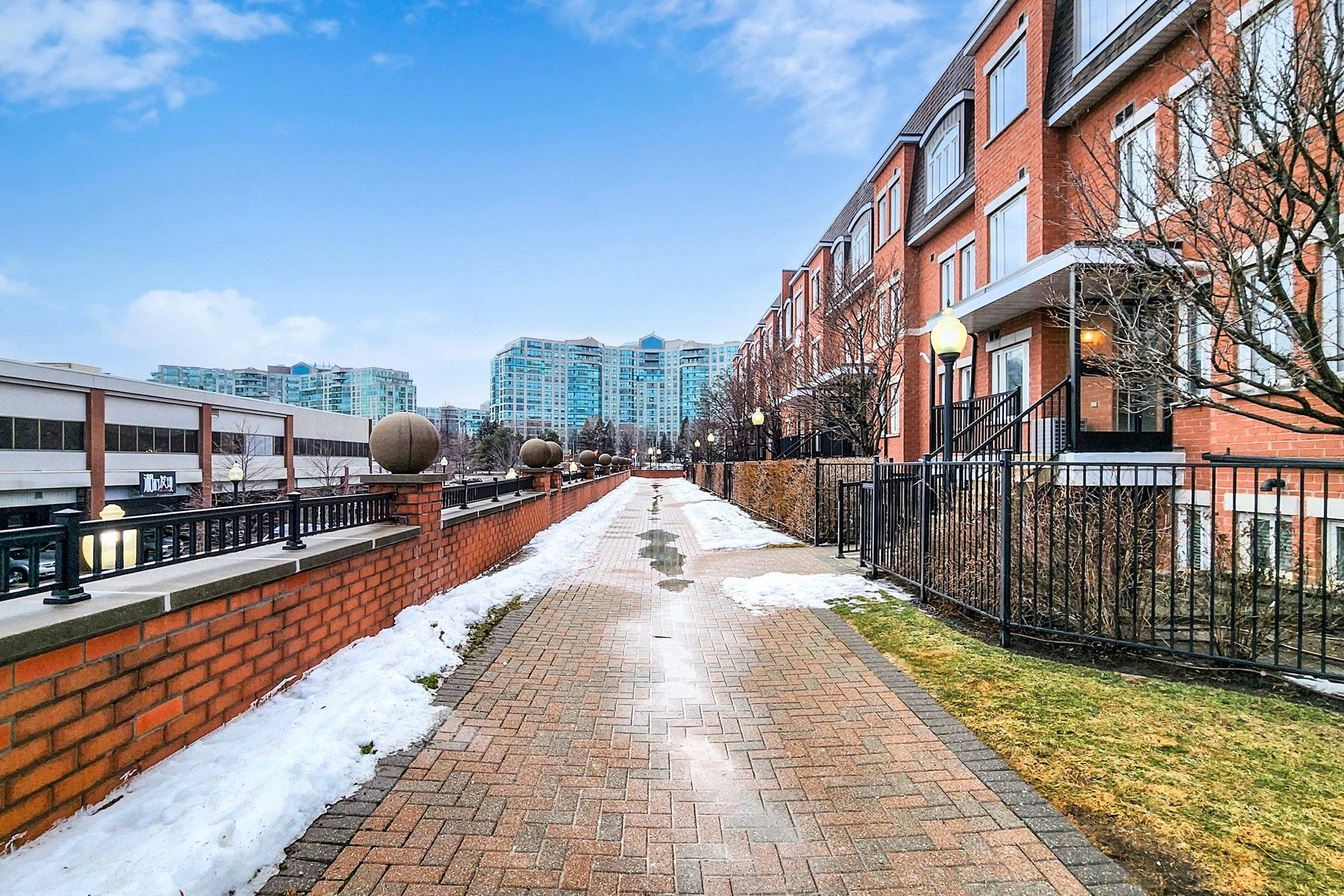 Markham, ON L3T 0A7,308 John ST #203