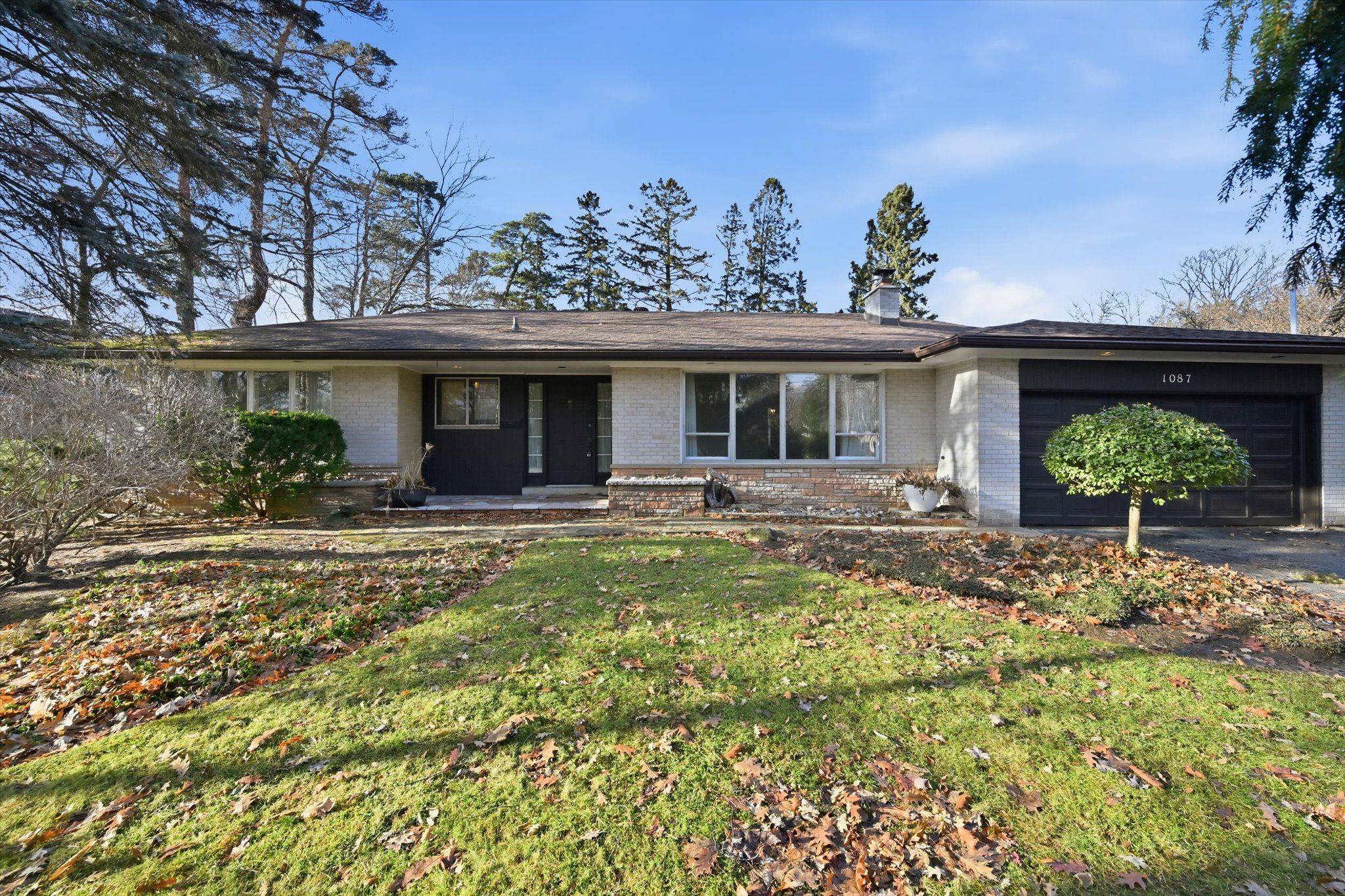 Oakville, ON L6J 2L2,1087 Linbrook RD