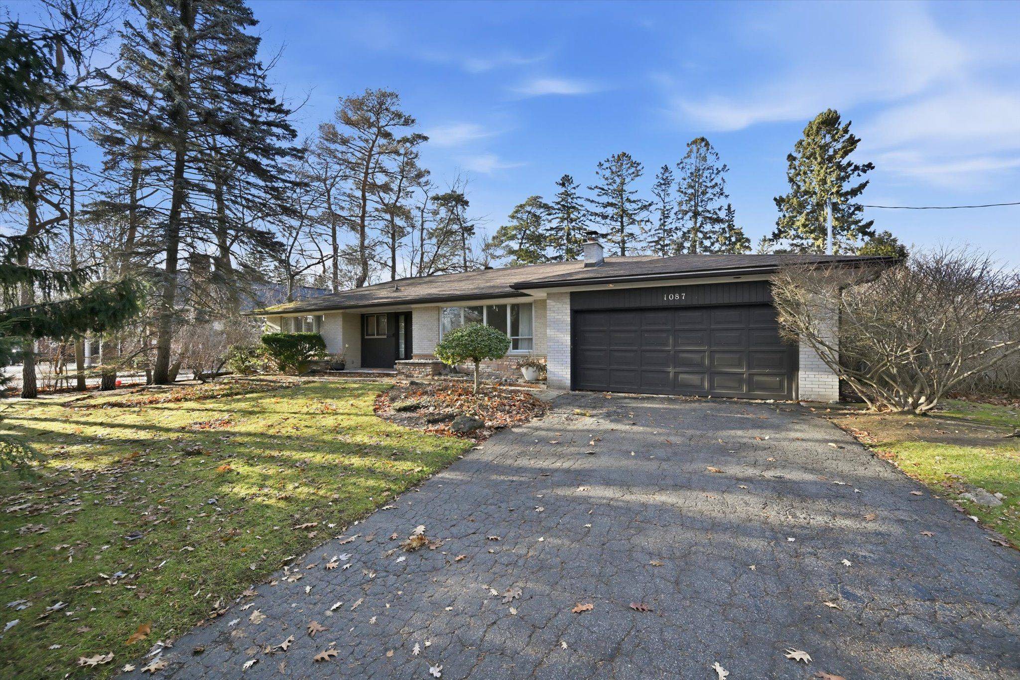 Oakville, ON L6J 2L2,1087 Linbrook RD